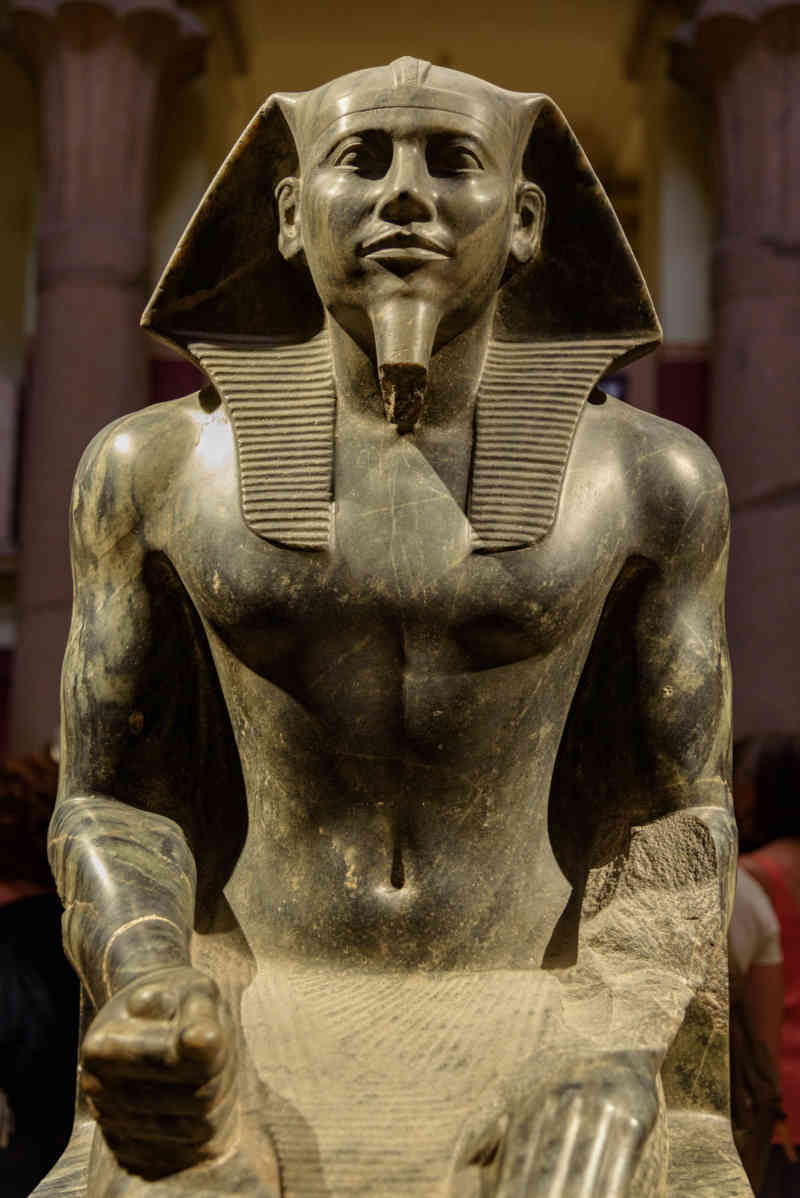 Egipto 342 - El Cairo - museo Egipcio - estatua del Faraón Kefrén.jpg
